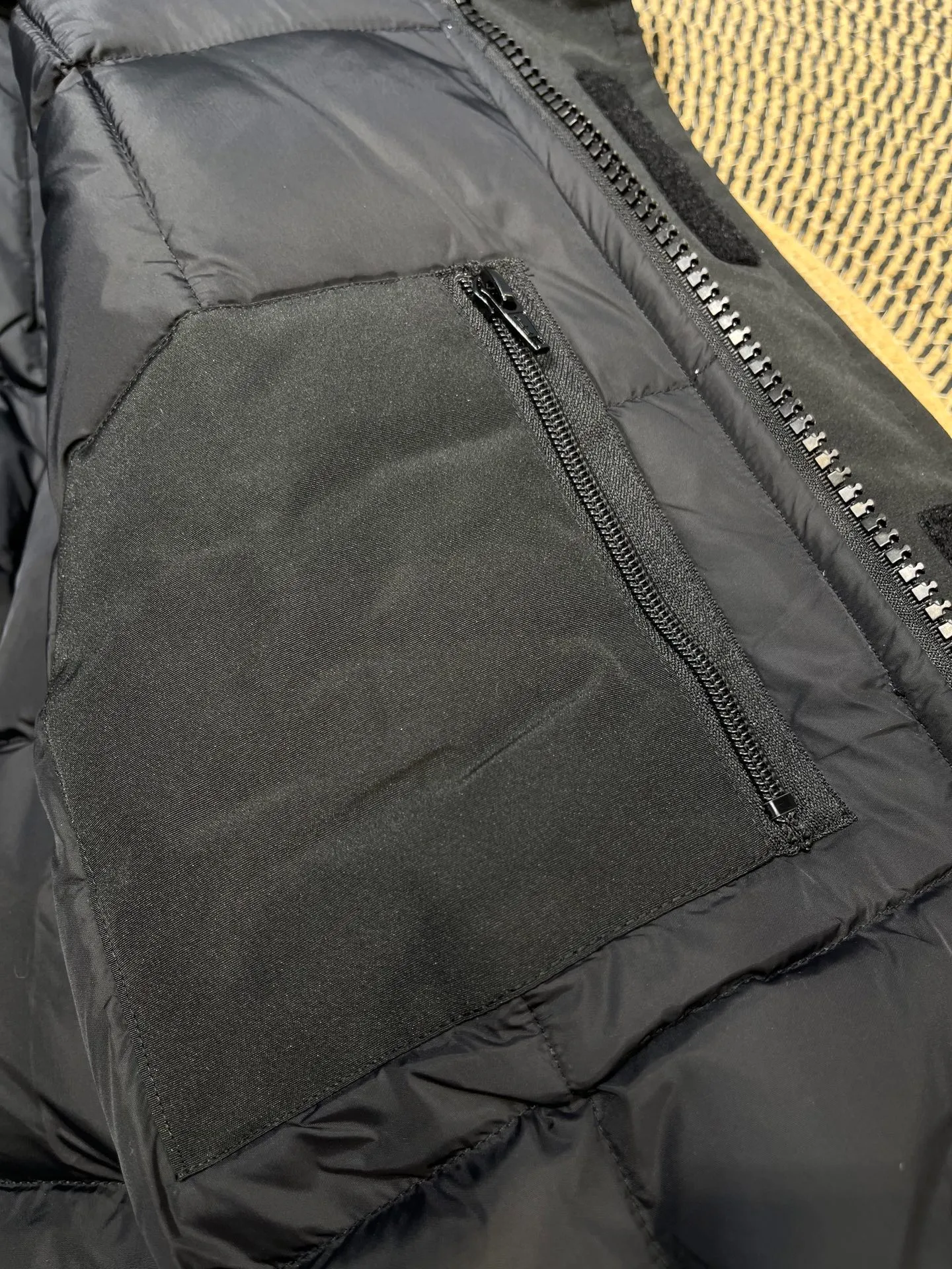 P840 𝘾𝘼𝙉𝘼𝘿𝘼 𝙂𝙊𝙊𝙎𝙀Big Goose 13# The design of Big Goose 13 is simple and elegant, a little longer than the 08 model, more suitable for men and suitable for business people. This down jacket is popular for its simple design, which is not only practical but also has a certain sense of fashion. In terms of applicability, the Daye 13 model provides good thermal insulation performance. Its thermal insulation coefficient is level 5, which can provide enough warmth and is suitable for wearing in cold environments. In addition, the Daye 13 model also has a high cost performance. Compared with other models, it provides a better balance between price and performance, making it more competitive in the market.  size：xs-xxl